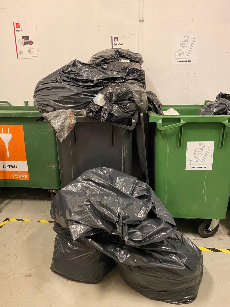 Överfyllda sopkärl